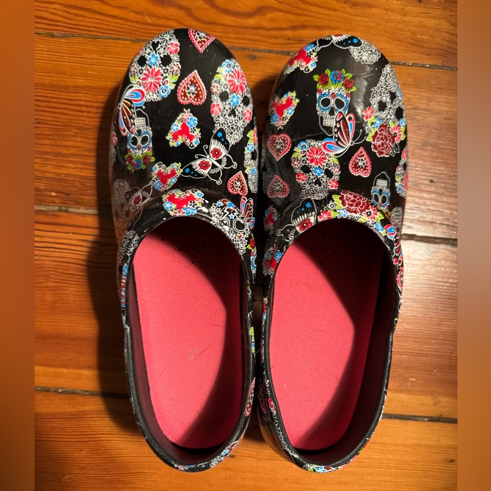 Anywear Healthcare Professional Closed Back Clog Sugar Skull W 10 M 8